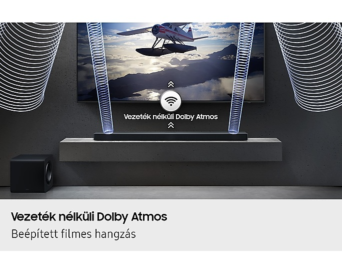 A TV-n repülőgép látható. A soundbar a polcon van. A mélynyomó balra. Szöveg: Vezeték nélküli Dolby Atmos.