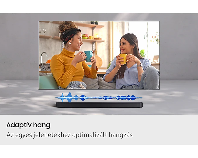 Két nő ül a kanapén, tévét néznek. Bögréket tartanak. A TV alatt egy soundbar, kék hanghullám grafikával.