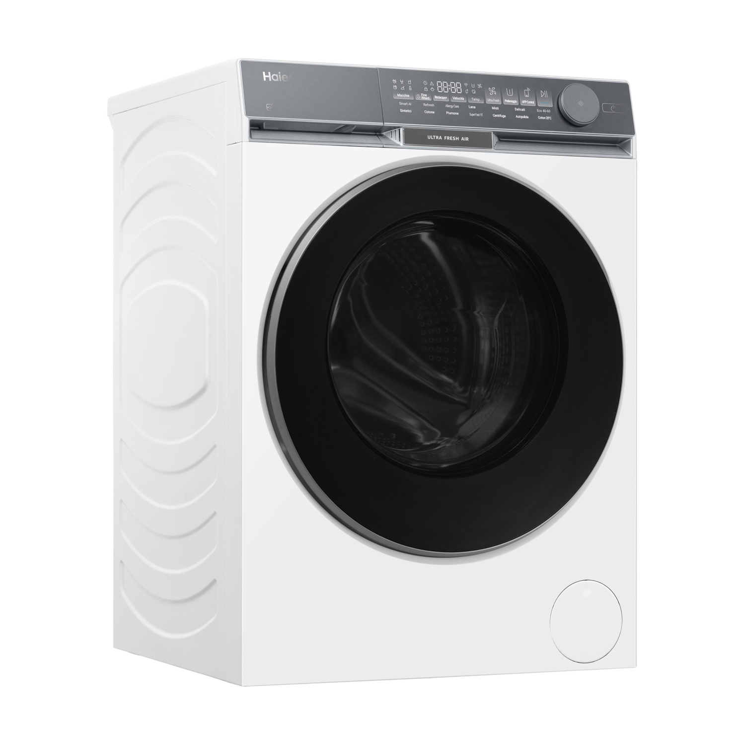 Una lavatrice Haier bianca. Ha una porta nera e un display digitale. Il pannello di controllo è grigio su sfondo bianco.