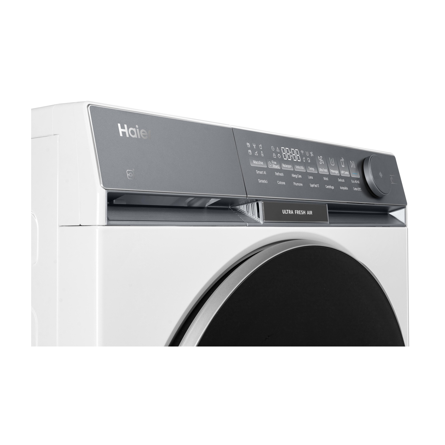Un pannello di controllo bianco della lavatrice Haier. Ha un display digitale, pulsanti e un quadrante. La porta è nera e curva.