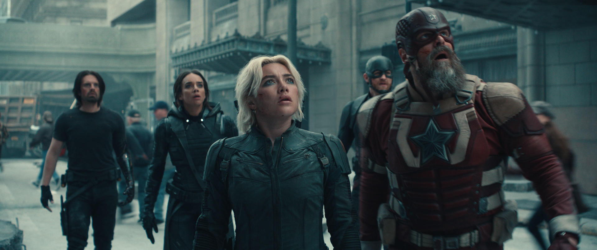 Eine Gruppe von Leuten geht draußen. Bucky Barnes, zwei Frauen, Captain America und ein Mann in einem Red-Guardian-Anzug sind zu sehen.