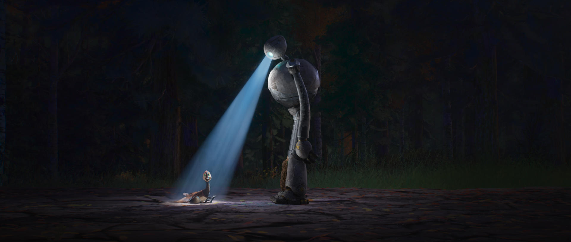 Ein Roboter leuchtet mit einem Licht auf ein kleines Wesen in einem Wald. Der Roboter ist groß, das Wesen klein und sitzt.