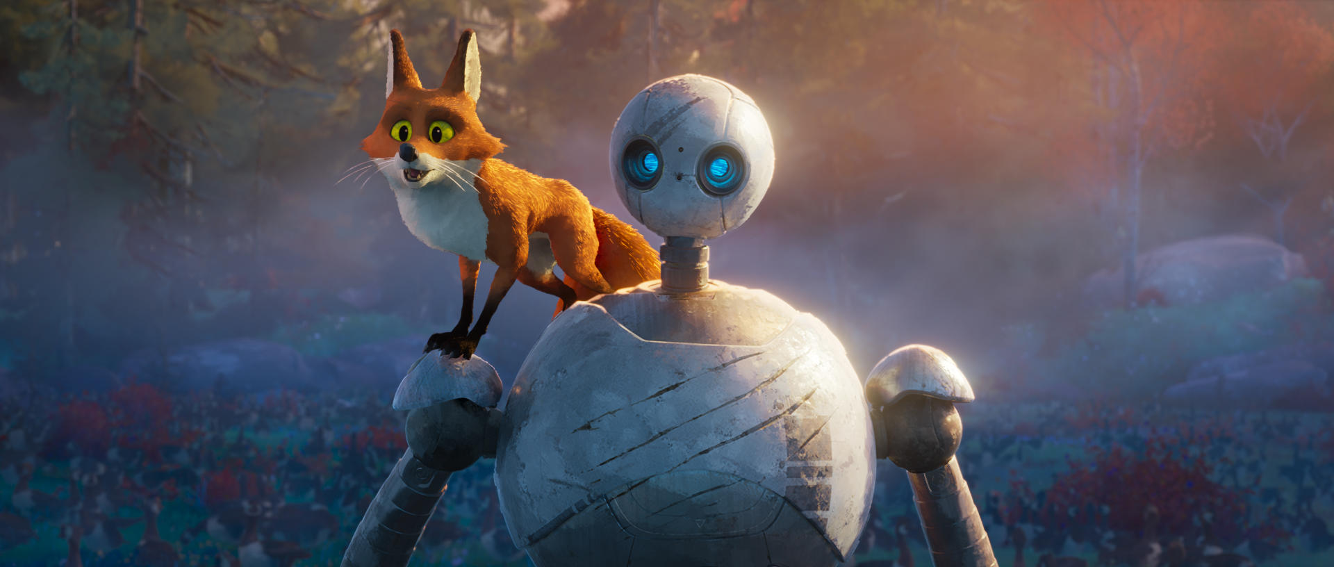 Ein Fuchs sitzt in einem Wald auf der Schulter eines Roboters. Der Fuchs ist orange und weiß. Der Roboter ist silber.