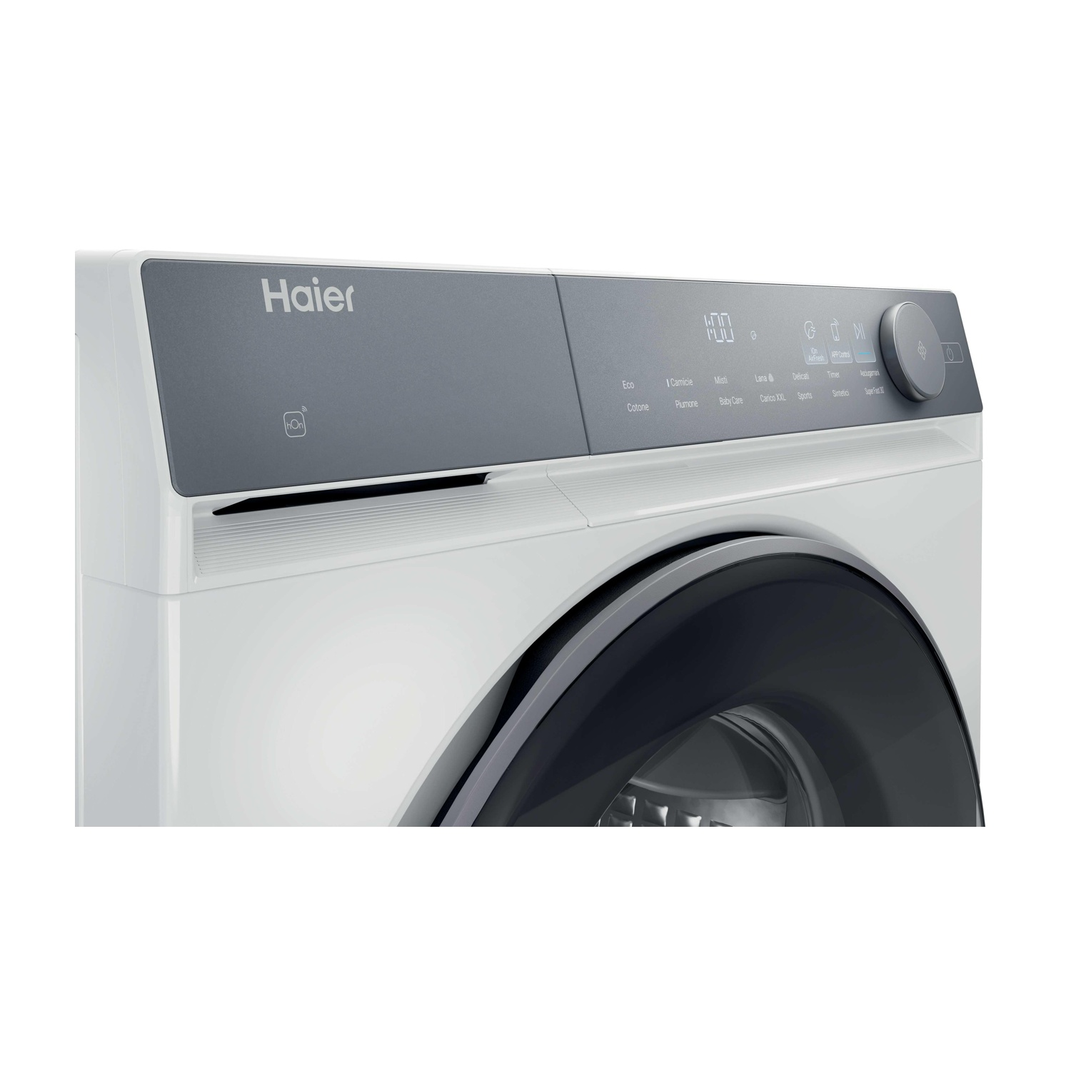 Primo piano di una lavatrice Haier bianca. Ha un pannello di controllo grigio con pulsanti e un display digitale. La porta è nera.