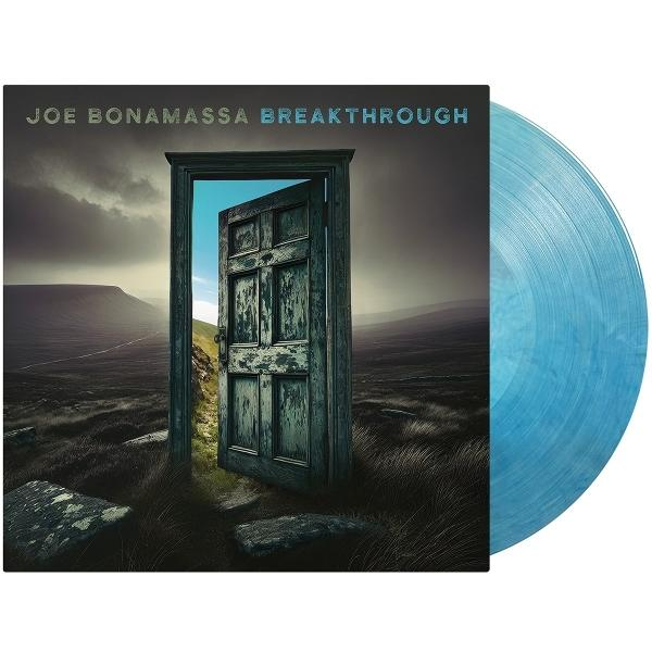 Albumcover. Eine Tür öffnet sich zu einem hellen Himmel. Eine blaue Vinylplatte befindet sich rechts. Das Album ist Joe Bonamassa Breakthrough.