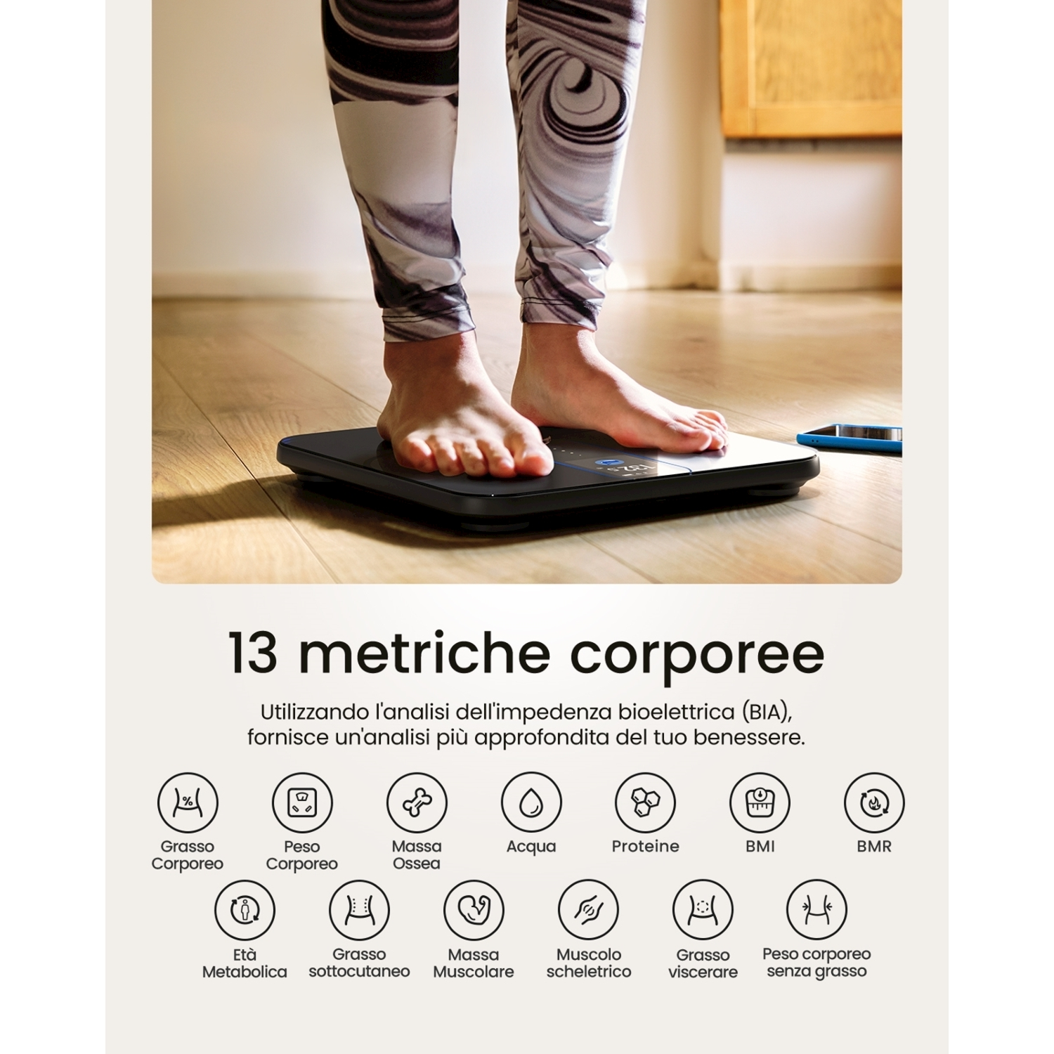 Persona in piedi su una bilancia digitale nera, che misura le metriche corporee. Il testo sottostante descrive 13 metriche corporee con icone. Pavimento in legno chiaro.