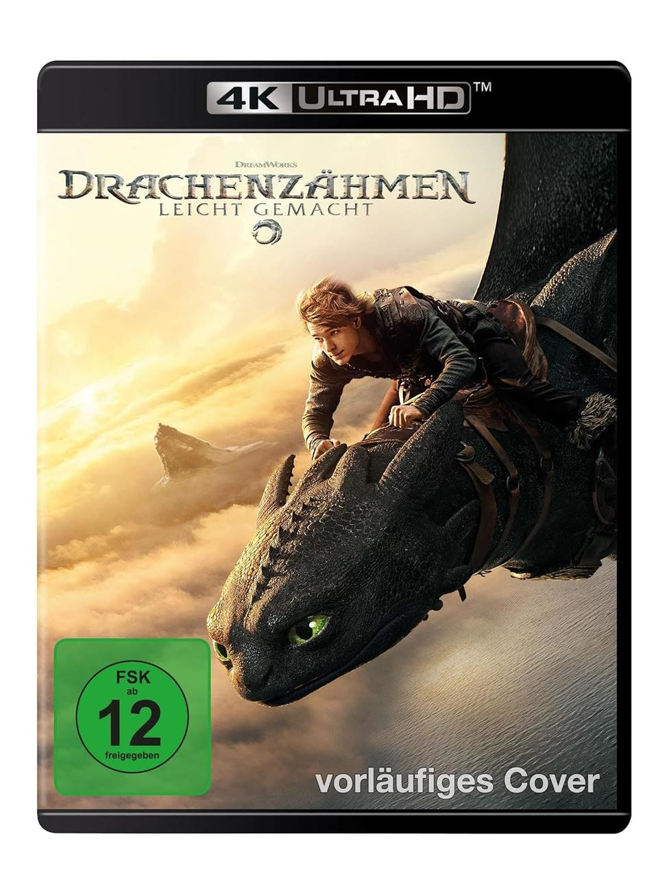 Filmcover: Ein junger Mann reitet auf einem Drachen im Flug. Titel: Drachenzähmen leicht gemacht. 4K Ultra HD. Grüner FSK 12 Aufkleber.