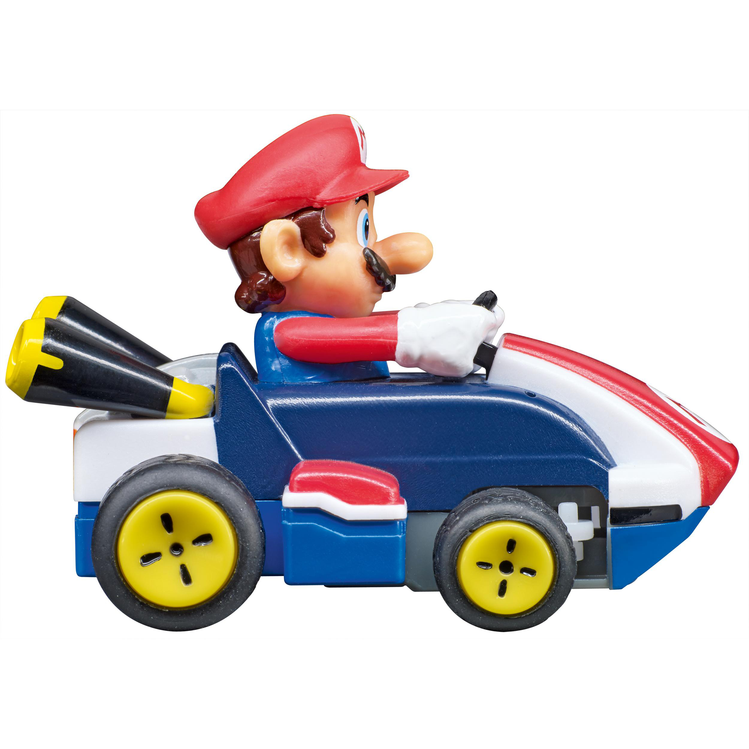 Mario-Spielzeugauto. Mario im roten Hut fährt ein blaues, weißes und rotes Spielzeugauto mit gelben Rädern, schwarzen Auspuffrohren.