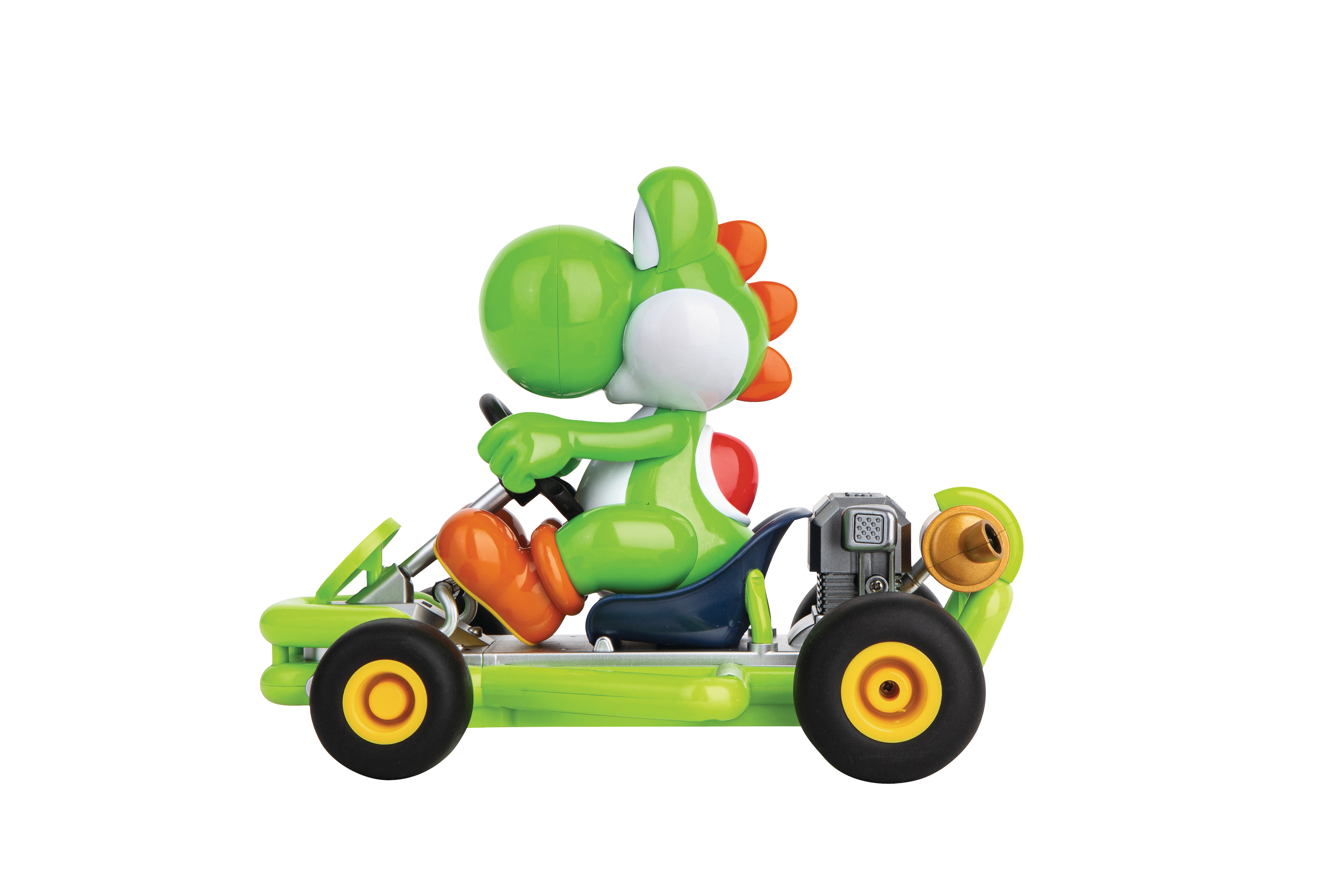 Yoshi-Spielzeug in einem grünen Kart. Yoshi ist grün mit orangefarbenen Schuhen und fährt den grünen Kart mit schwarzen Reifen.