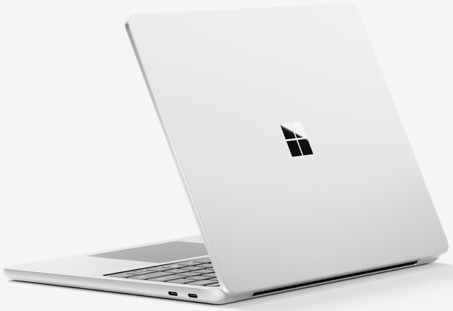 Egy fehér laptop, enyhén nyitva, fehér háttér előtt. A Microsoft logója a fedélen található.