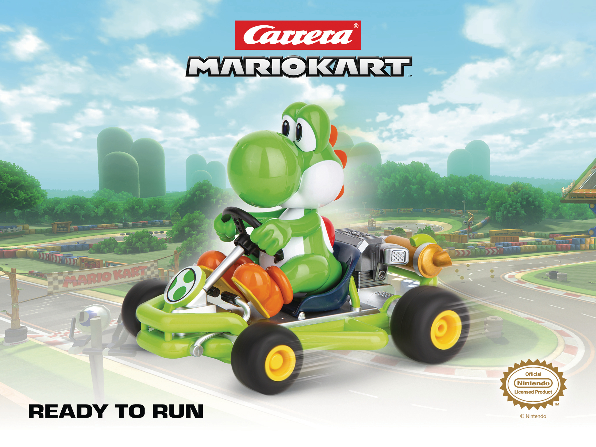 Yoshi in einem grünen Kart auf einer Rennstrecke. Der Hintergrund zeigt einen Himmel und Bäume. Carrera und Mario Kart Logos.