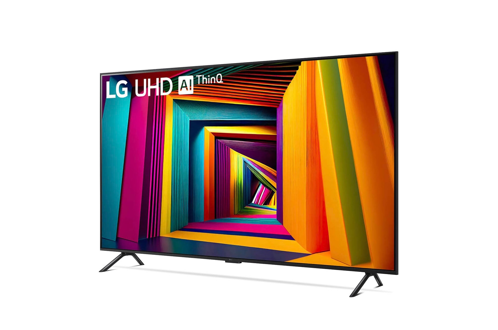 Egy LG UHD AI ThinQ TV egy színes, absztrakt dizájnt jelenít meg. A TV fehér alapon, fekete lábakkal.
