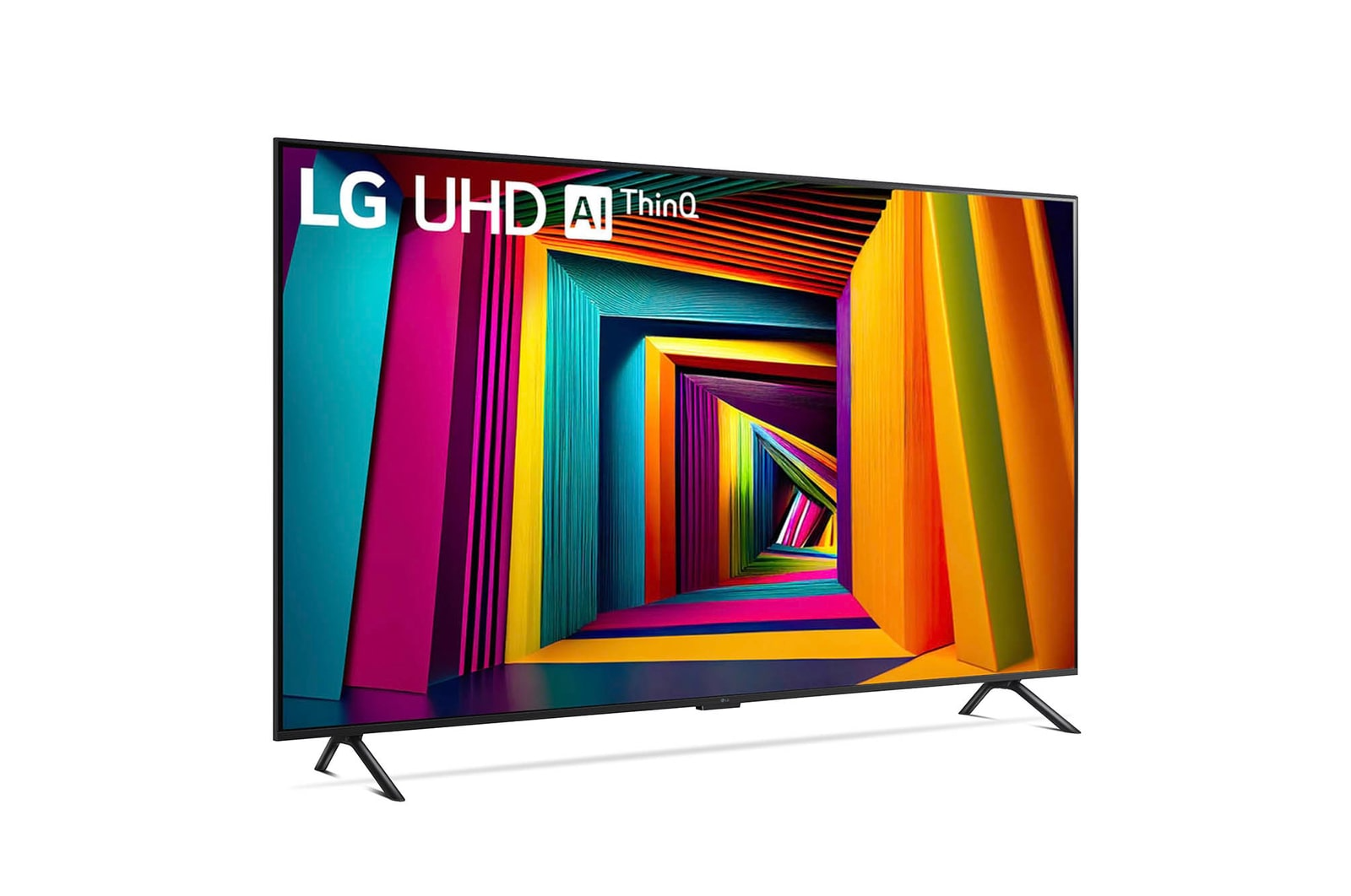 Egy LG UHD AI ThinQ TV színes, absztrakt geometriai mintát jelenít meg. Két fekete lábon áll, fehér háttér előtt.