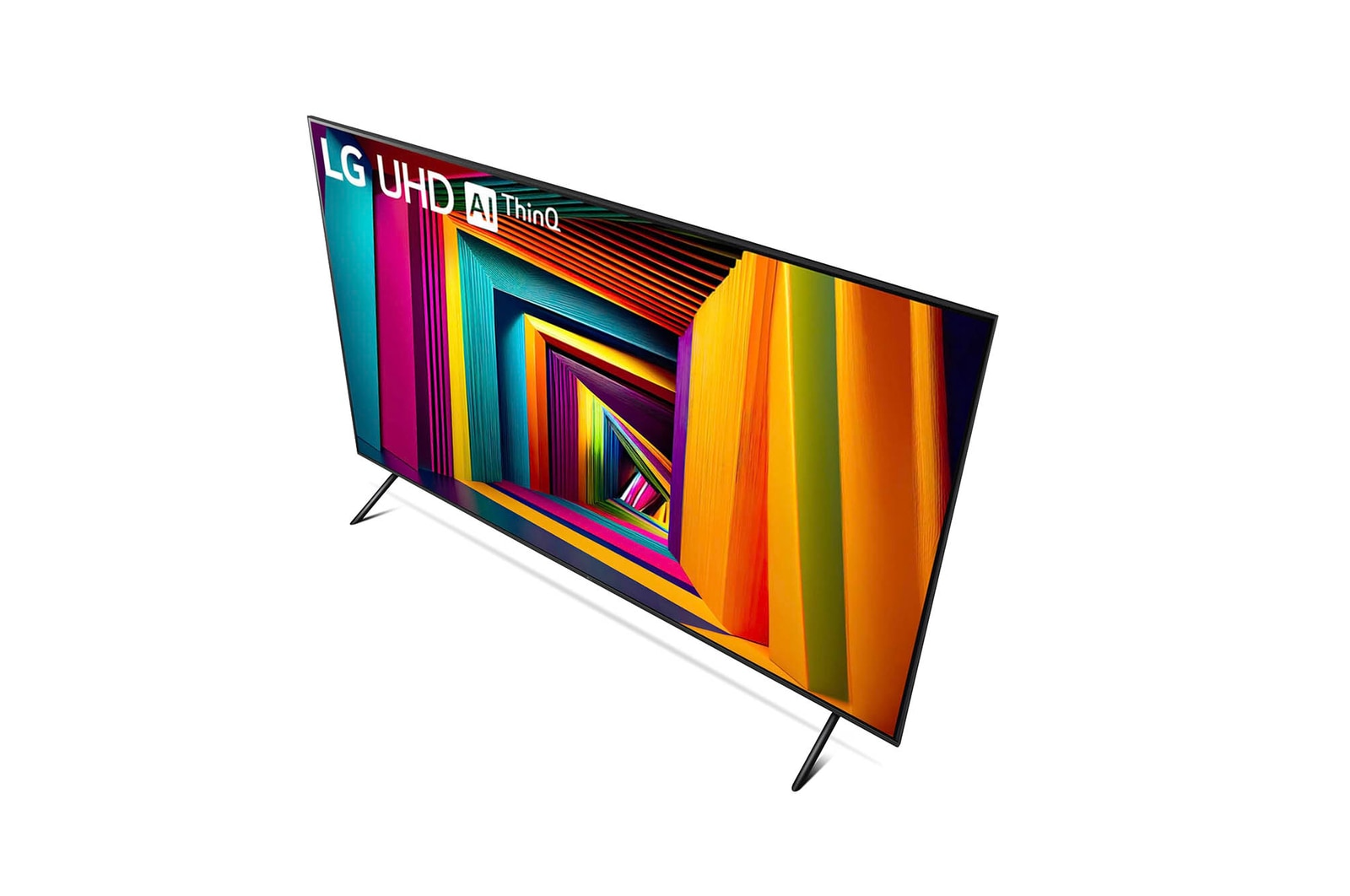 Egy LG UHD AI ThinQ TV fehér háttérrel. A képernyő színes, absztrakt mintát jelenít meg. A TV fekete lábakkal rendelkezik.
