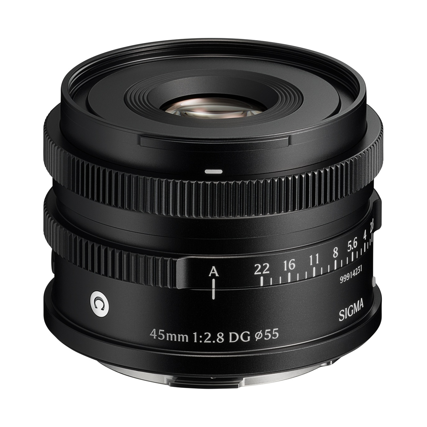Un obiettivo Sigma 45mm 1:2.8 DG nero. Ha una ghiera di messa a fuoco, indicatori di apertura e il logo Sigma. L'obiettivo è isolato su bianco.