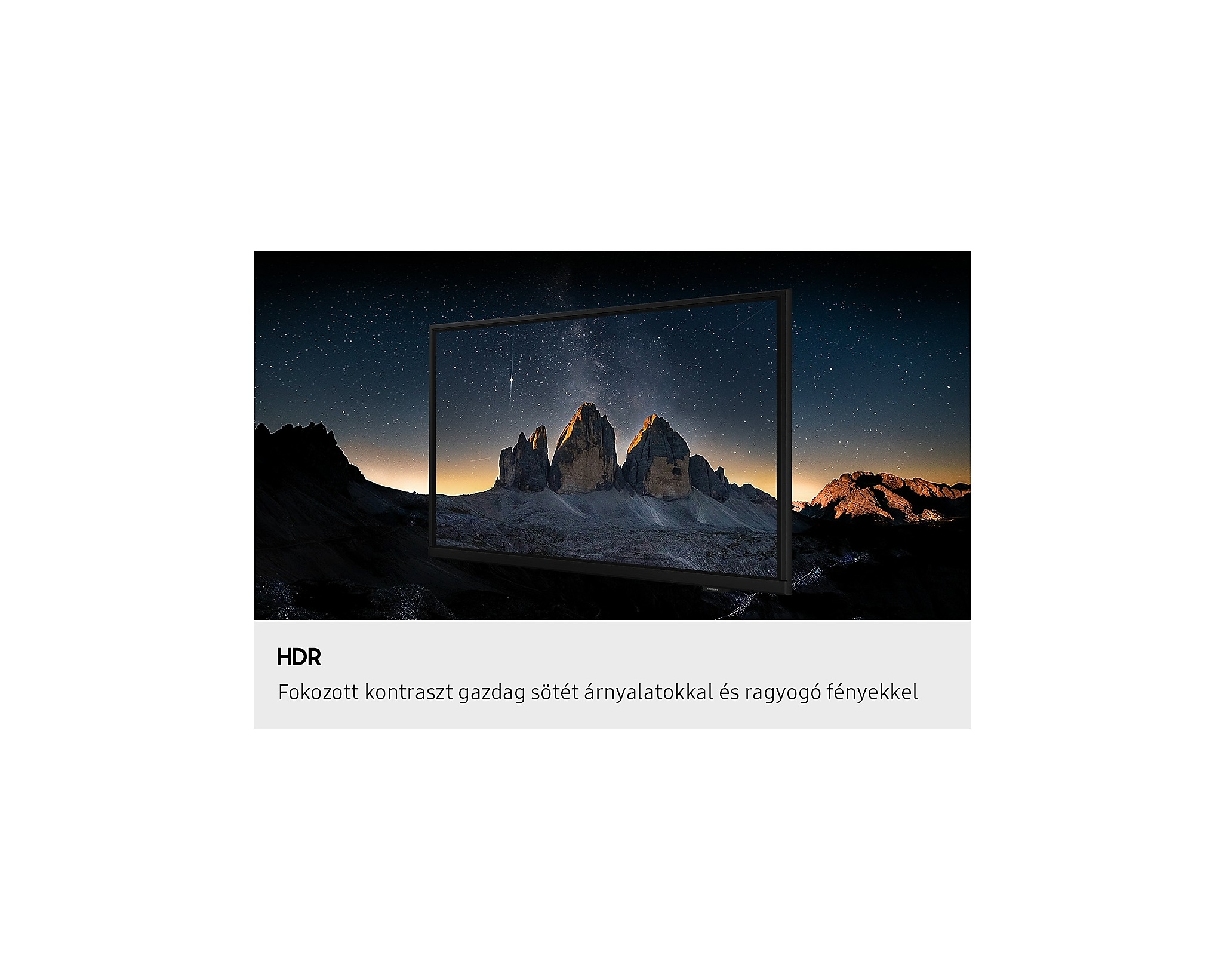 A TV csillagos égbolt alatt hegyeket jelenít meg. A képernyőt fekete keret szegélyezi.