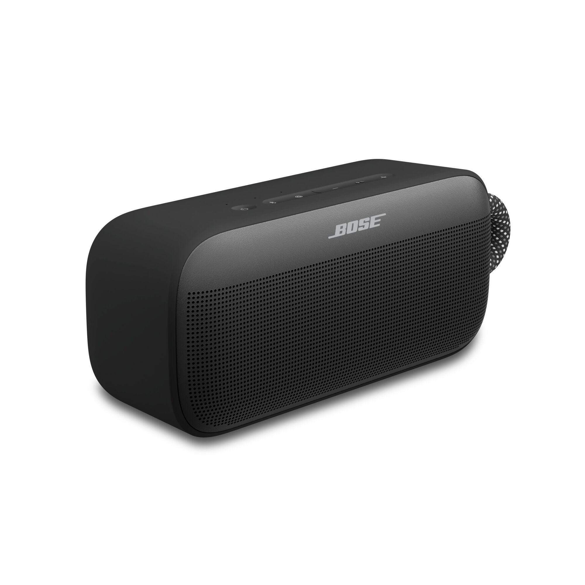 Ein schwarzer Bose-Lautsprecher auf weißem Hintergrund. Der Lautsprecher ist rechteckig mit Mesh-Front. Bose-Logo sichtbar.