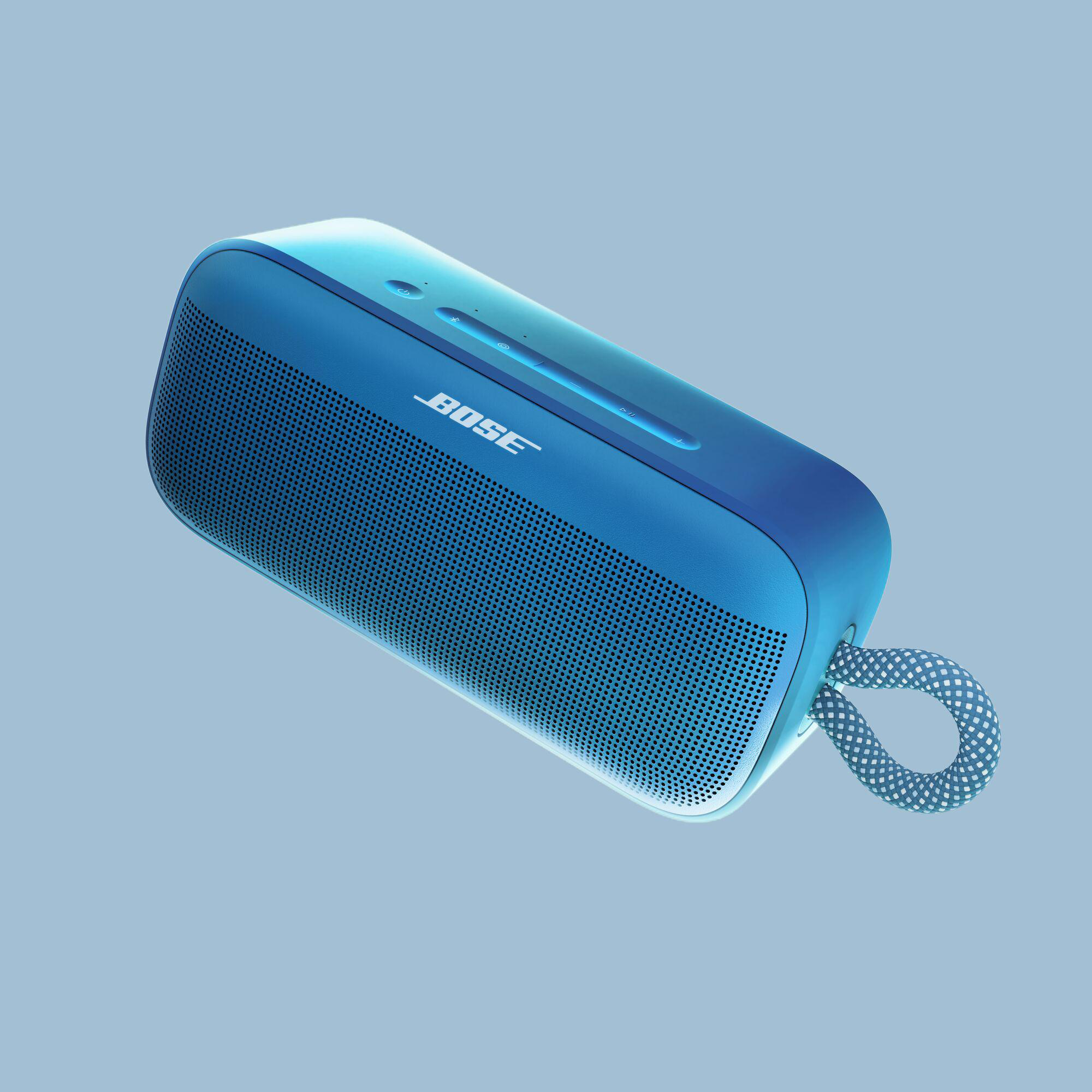 Blauer tragbarer Bose-Lautsprecher mit gepunktetem Riemen. Der Lautsprecher hat das Bose-Logo und Steuertasten. Der Hintergrund ist hellblau.