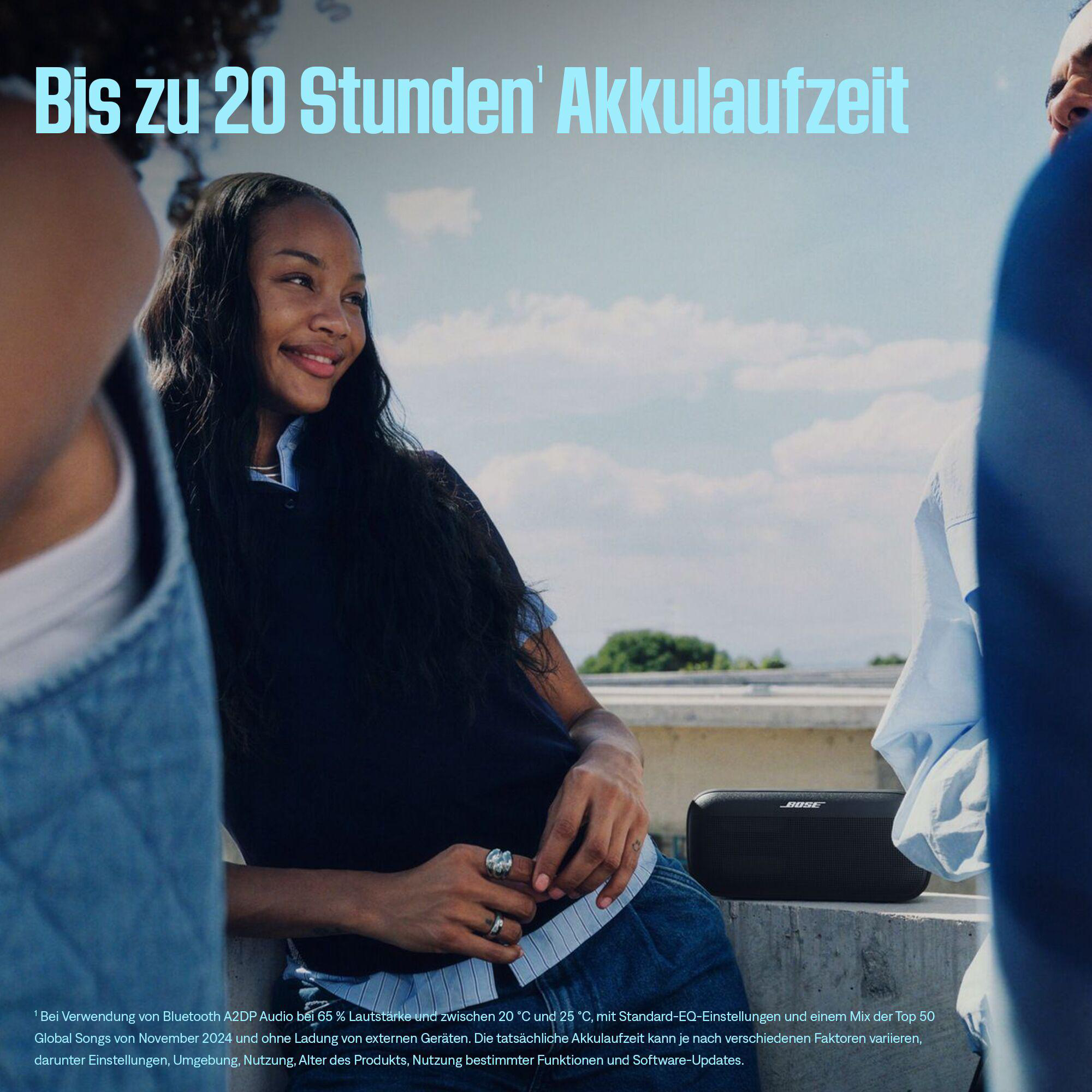 Eine lächelnde Frau, umgeben von Freunden, mit einem Lautsprecher im Hintergrund. Text: Bis zu 20 Stunden Akkulaufzeit.