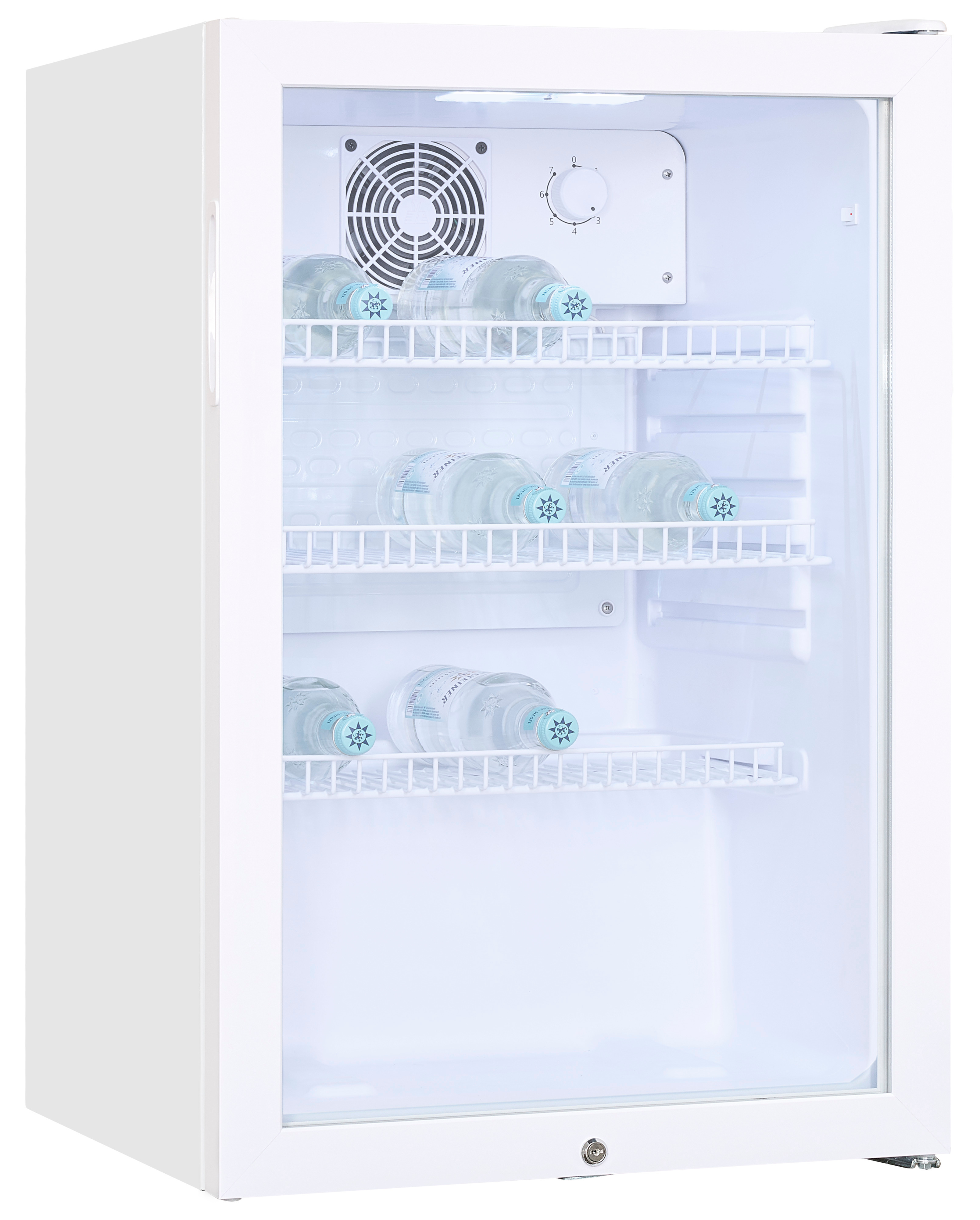 Ein weißer Minikühlschrank mit Glastür. Innen Wasserflaschen auf Regalen. Lüfter und Temperaturregler sind sichtbar.