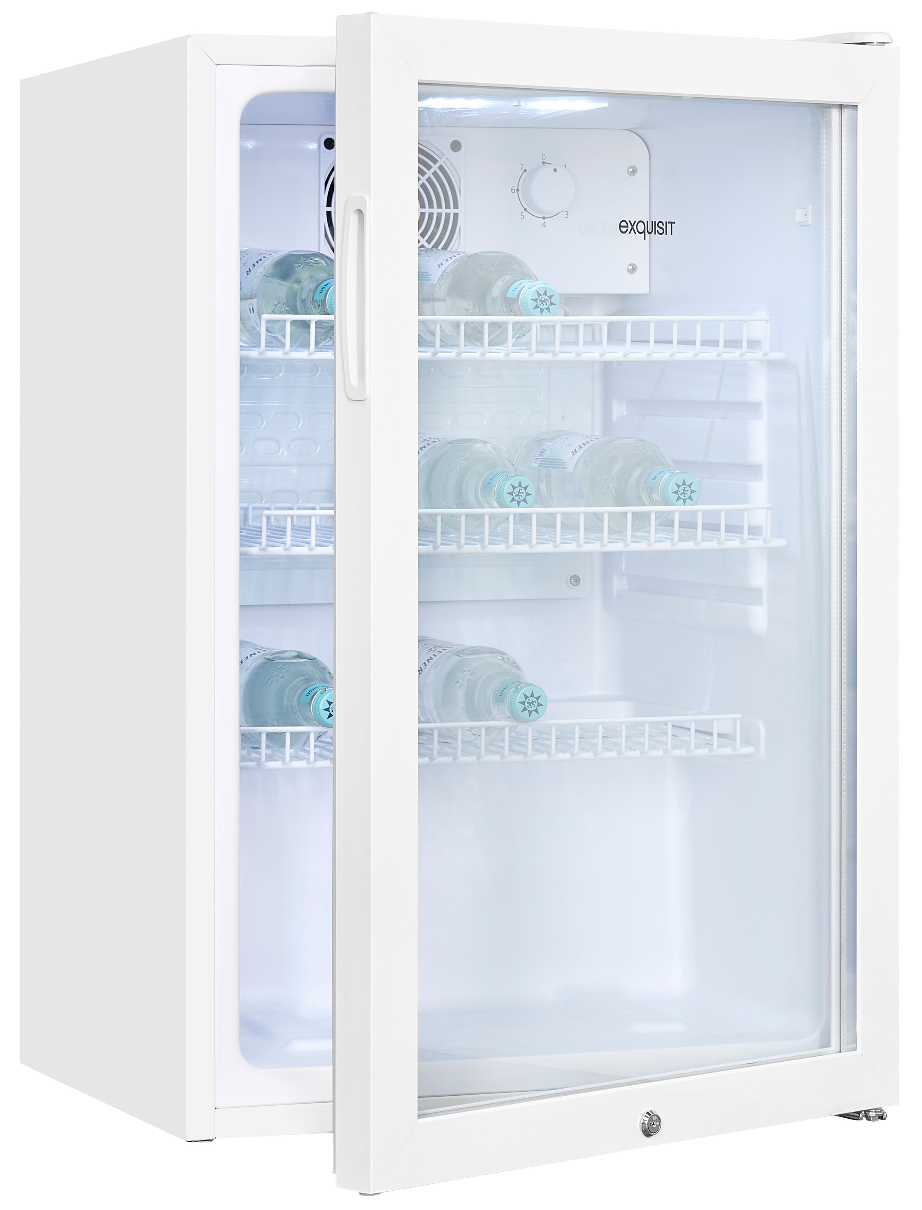 Weißer Mini-Kühlschrank mit offener Glastür. Im Inneren befinden sich Flaschen auf Regalen. exqusit-Logo ist sichtbar.