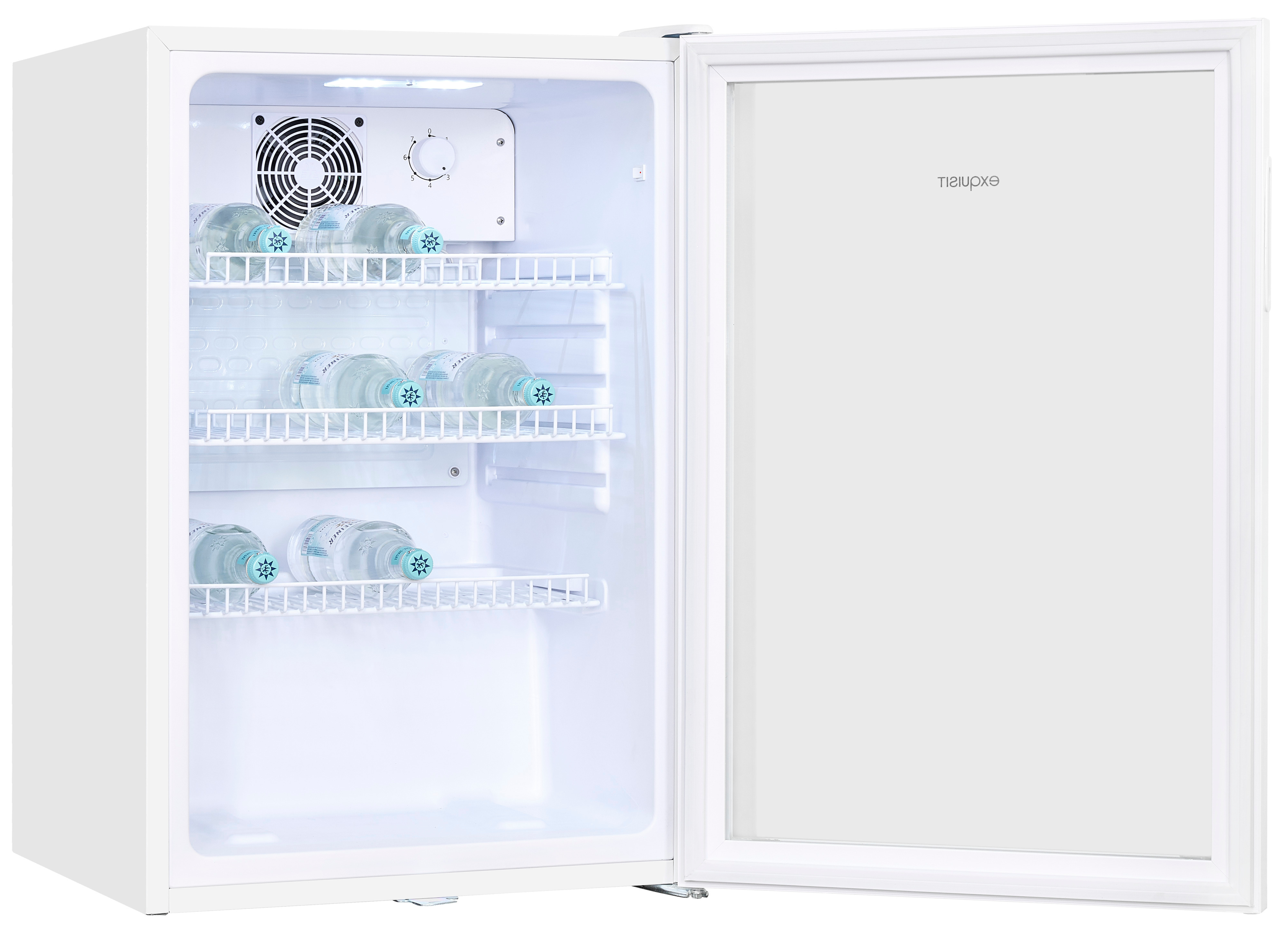 Ein weißer Minikühlschrank ist offen und zeigt Wasserflaschen auf Regalen. Die Tür ist rechts.
