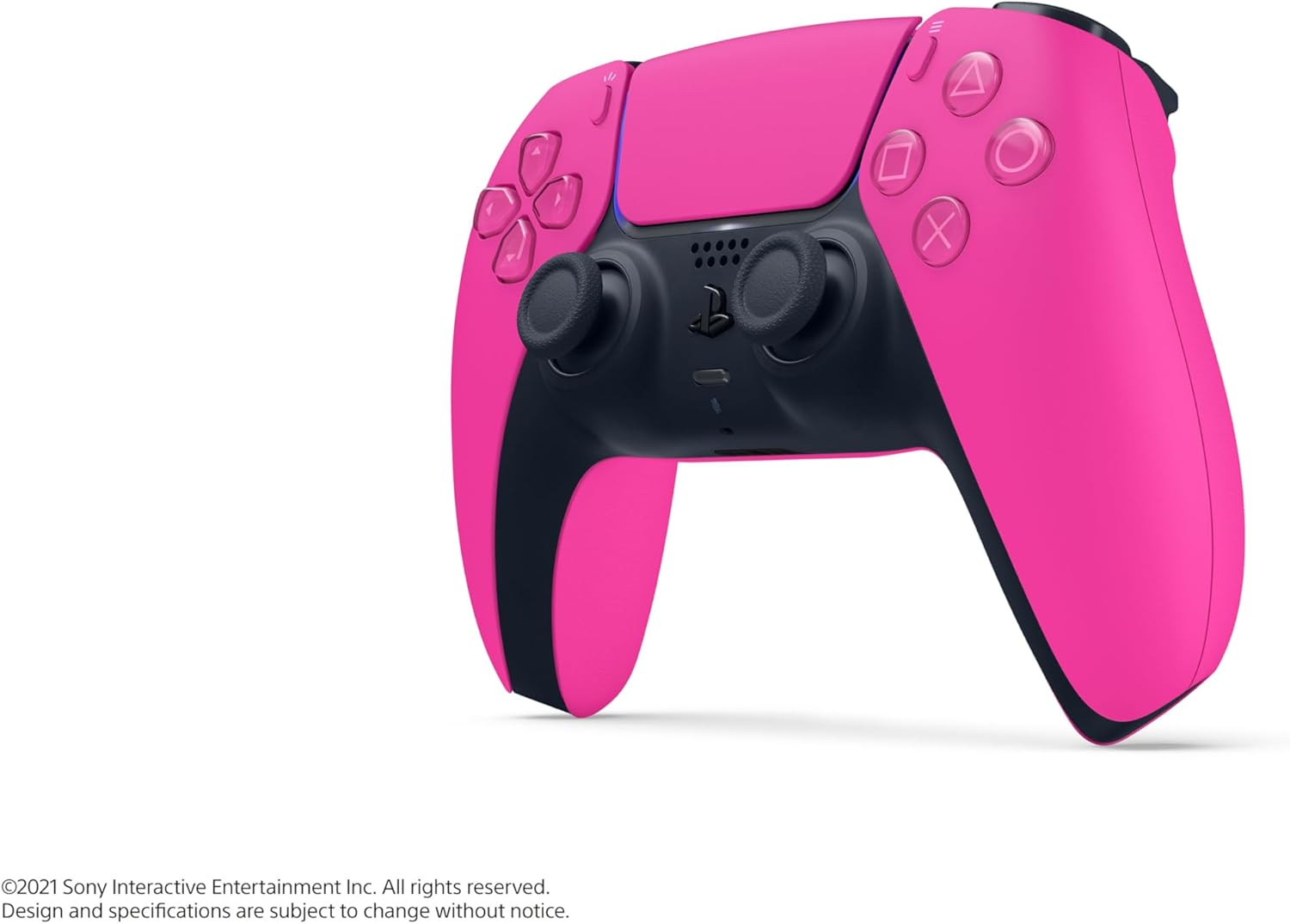 Pembe ve siyah bir PlayStation 5 kontrolcüsü. Kontrolcü, siyah detaylara ve düğmelere sahip pembedir. Beyaz bir arka plan üzerinde.