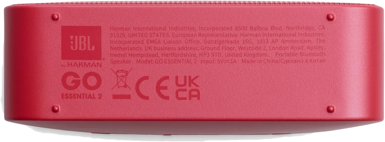Piros JBL Go Essential 2 hangszóró. Logók és szöveg található a termékről és a gyártóról. CE és UK CA jelölésekkel.