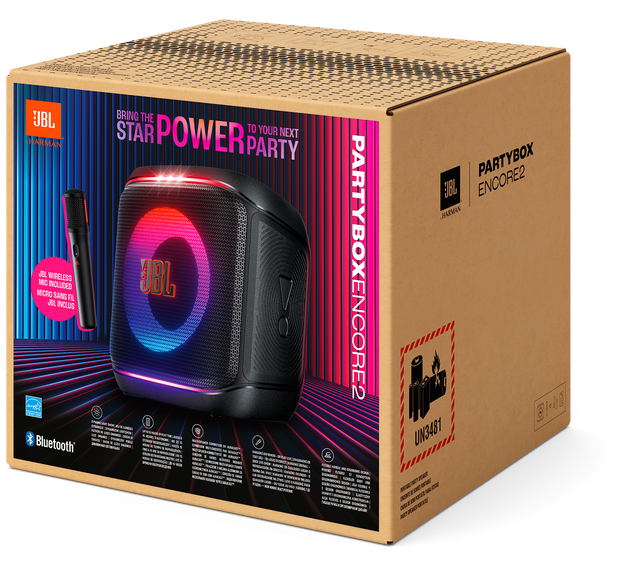 Egy JBL Partybox Encore 2 hangszóró dobozban. Tartalmaz egy vezeték nélküli mikrofont. A dobozon szöveg és logók, Bluetooth szimbólummal.