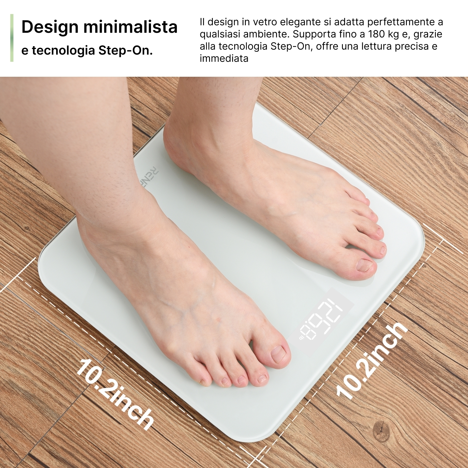 Piedi su una bilancia digitale bianca, che mostra un peso. La bilancia poggia su un pavimento in legno, con testo sui lati.