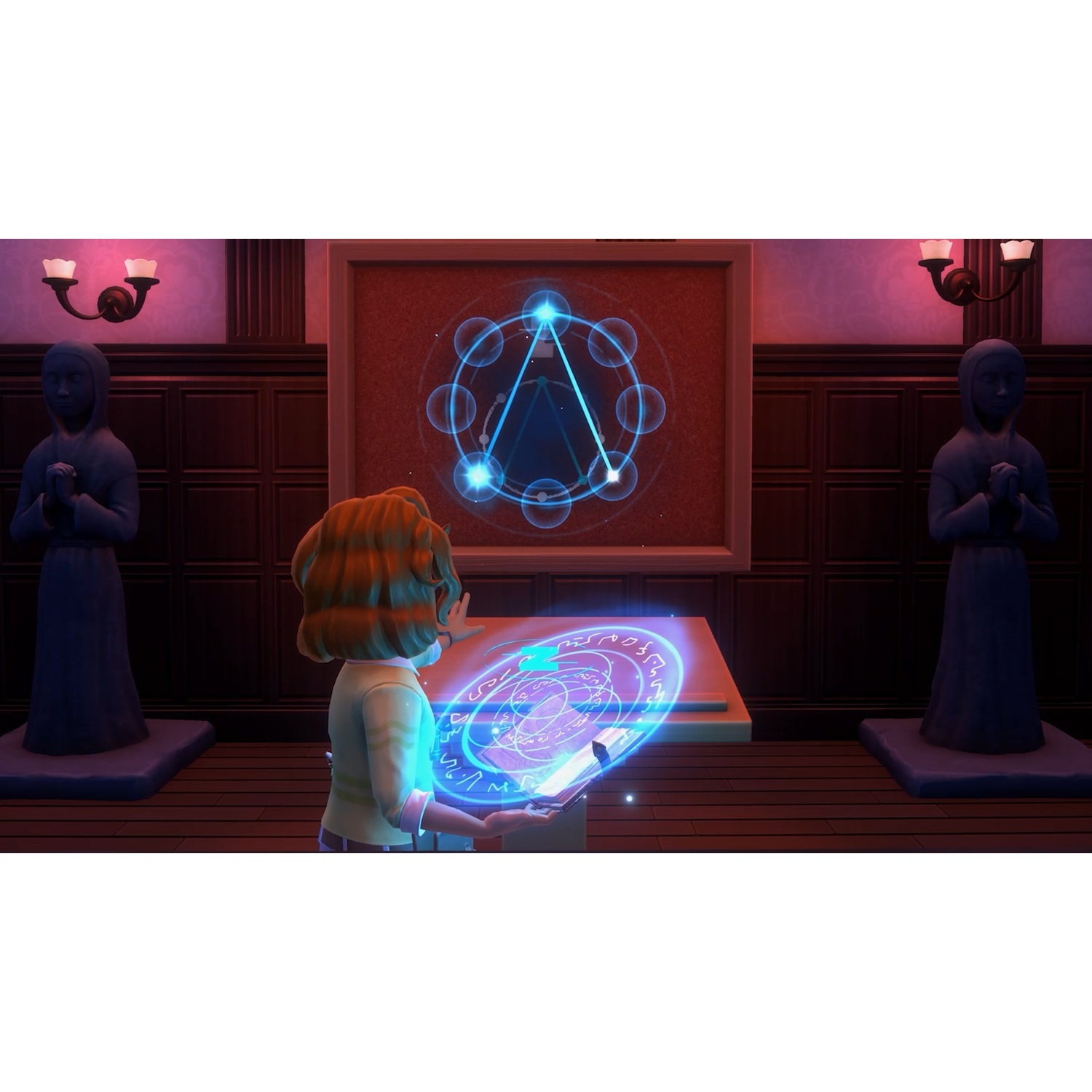 Une personne se tient dans une pièce, regardant une tablette brillante. Des symboles sont projetés sur la tablette et sur un tableau. Il y a des statues et des lumières.