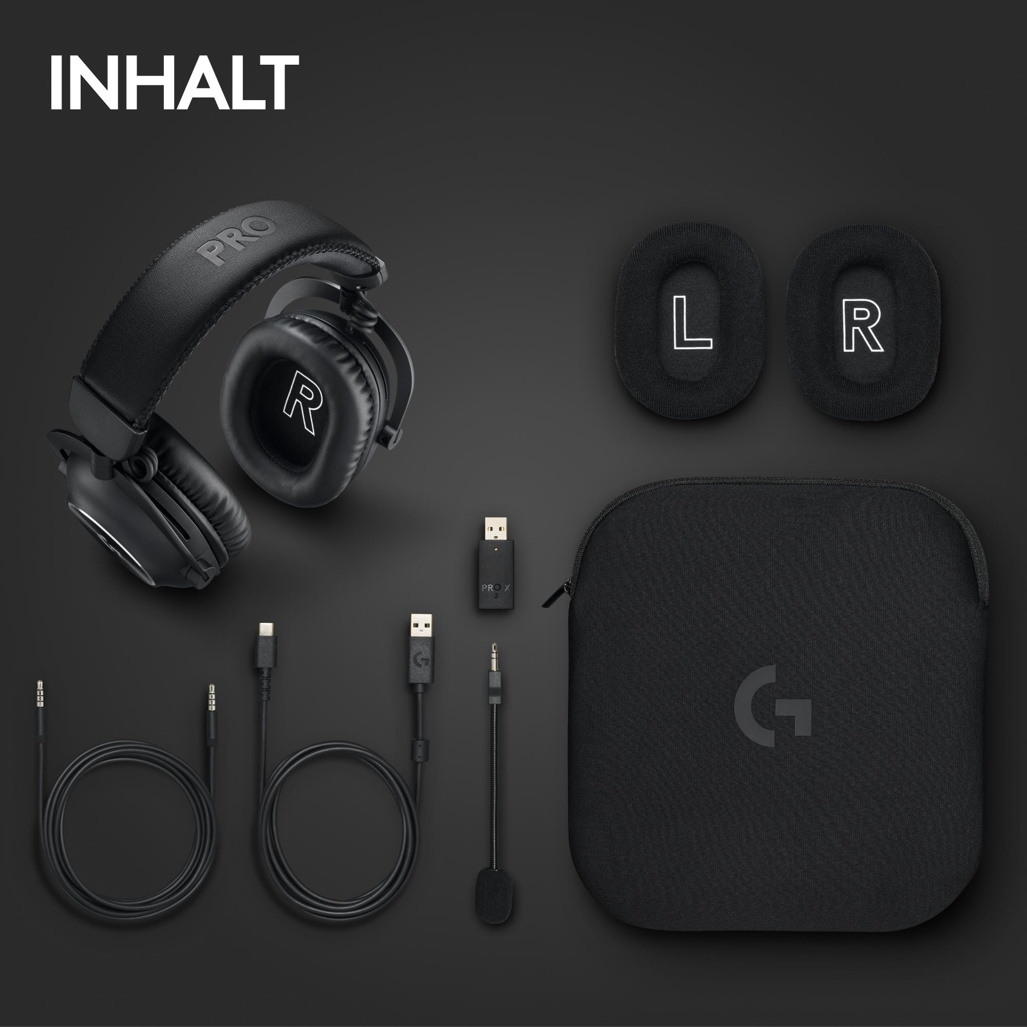 Schwarze Kopfhörer, Ohrpolster, Hülle, Kabel und Zubehör auf dunklem Hintergrund. Enthält einen USB-Dongle und ein Mikrofon.