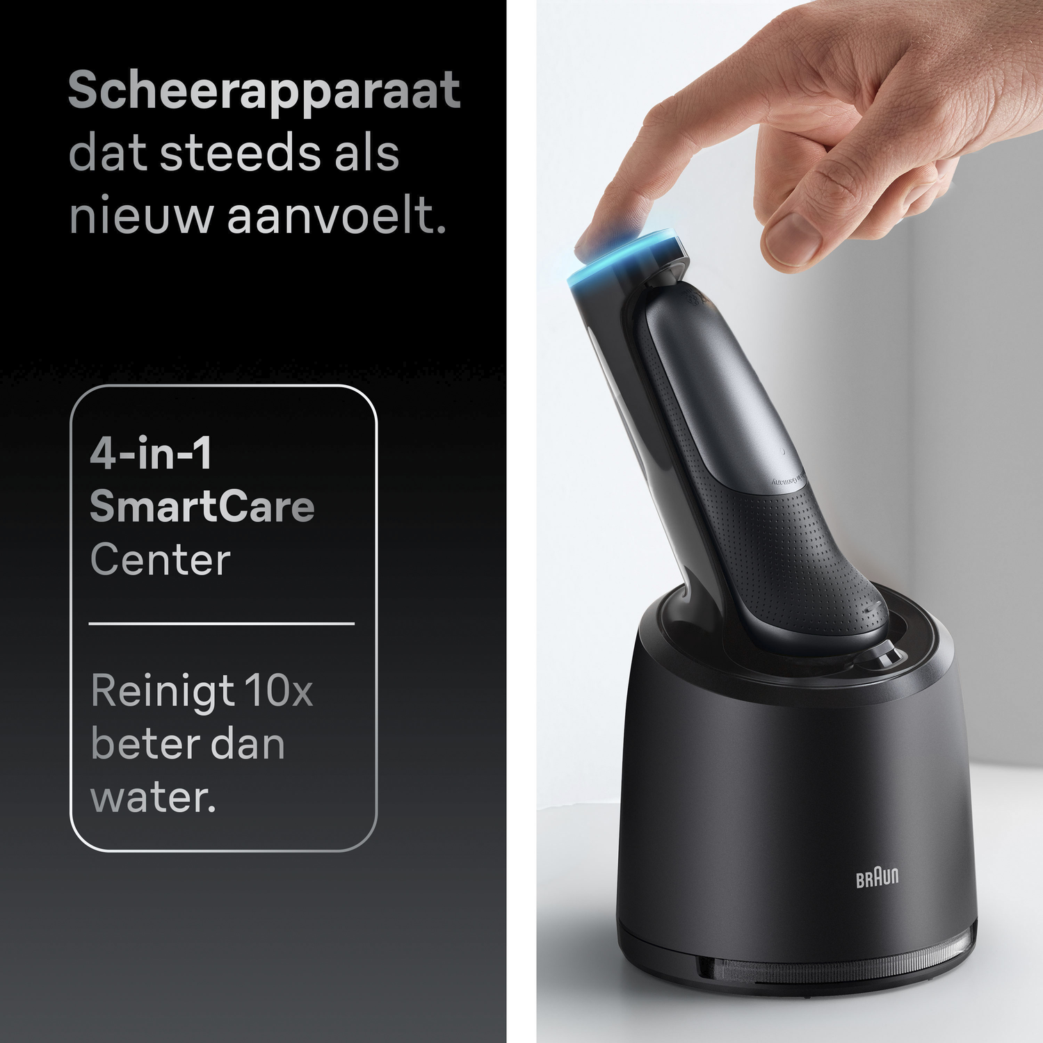 Een zwarte elektrische scheerapparaat in zijn oplaadbasis. Een vinger raakt de verlichte bovenkant van het scheerapparaat aan. Tekst links beschrijft het product.