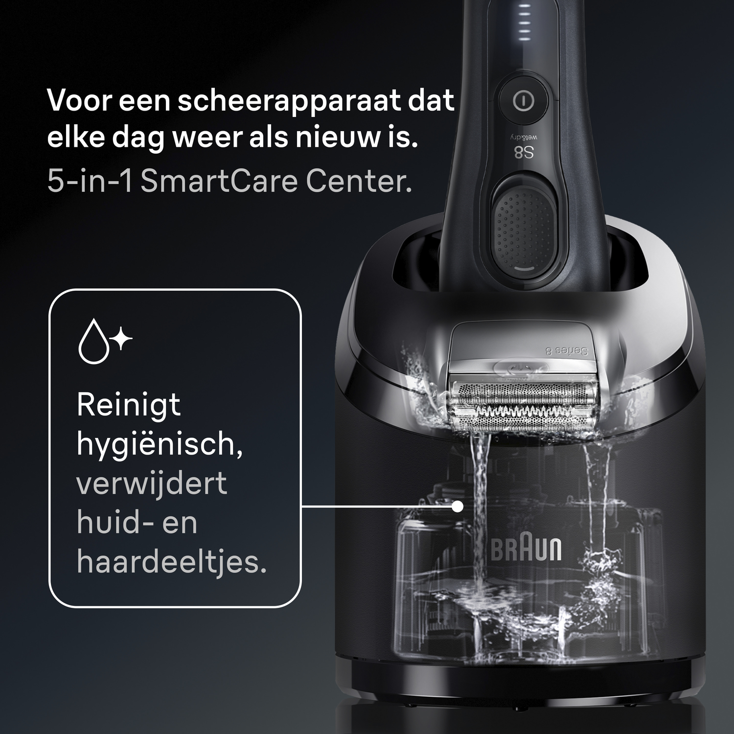 Een zwarte Braun scheerapparaat staat in zijn reinigingsbasis. Water stroomt, reinigend het scheerapparaat. Tekst zegt dat het hygiënisch reinigt en huiddeeltjes verwijdert.