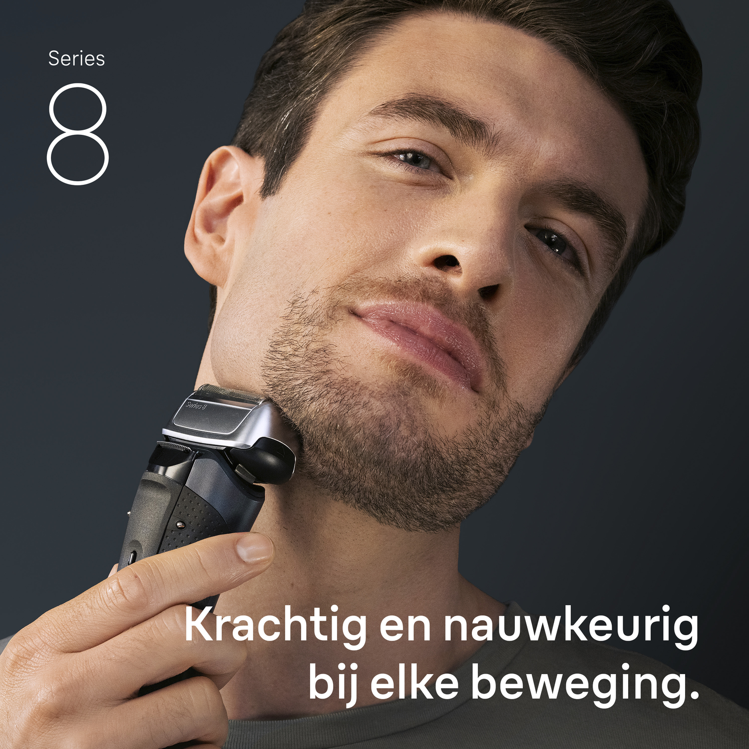 Man scheert zich met een zwart-zilveren elektrisch scheerapparaat. Tekst: Krachtig en nauwkeurig bij elke beweging.