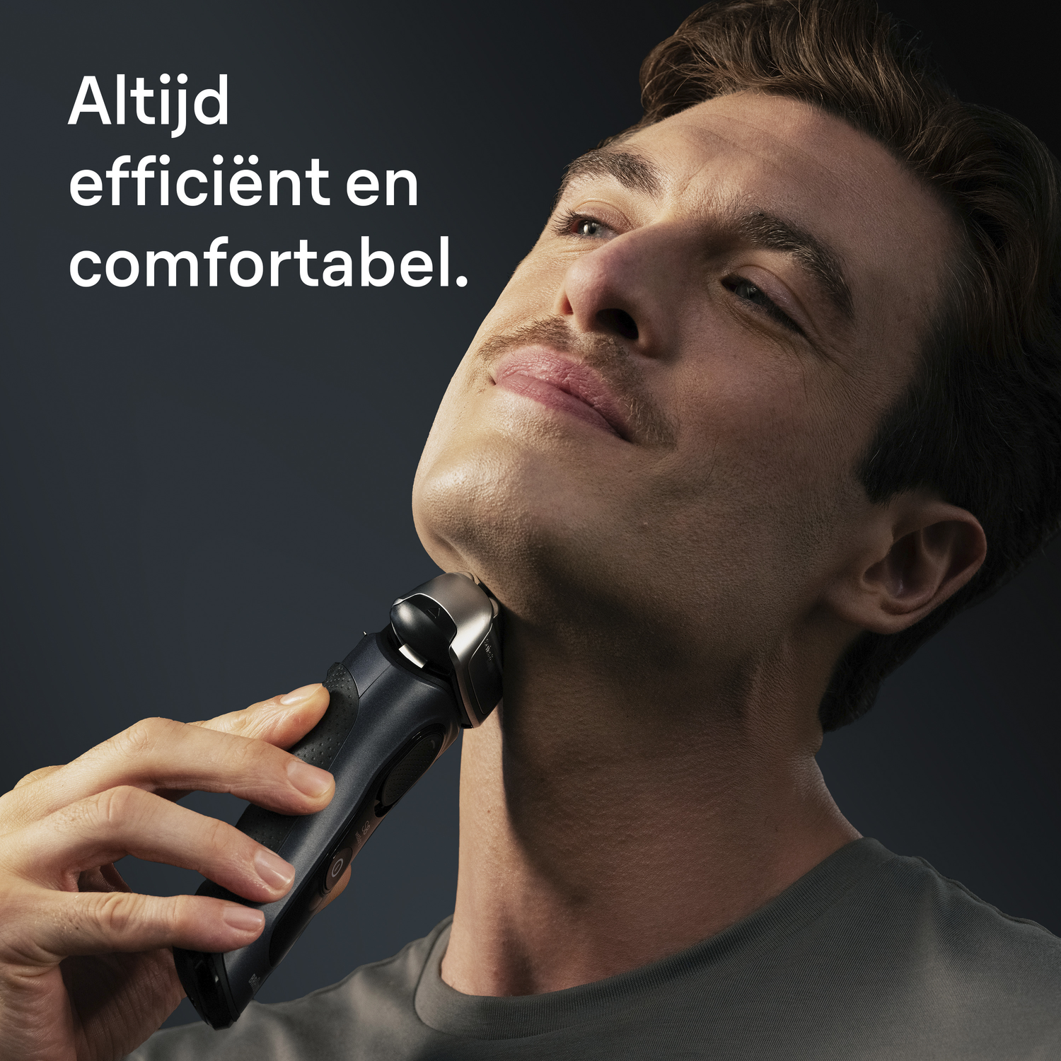Een man scheert zijn nek met een elektrisch scheerapparaat. De tekst luidt 'Altijd efficiënt en comfortabel'.