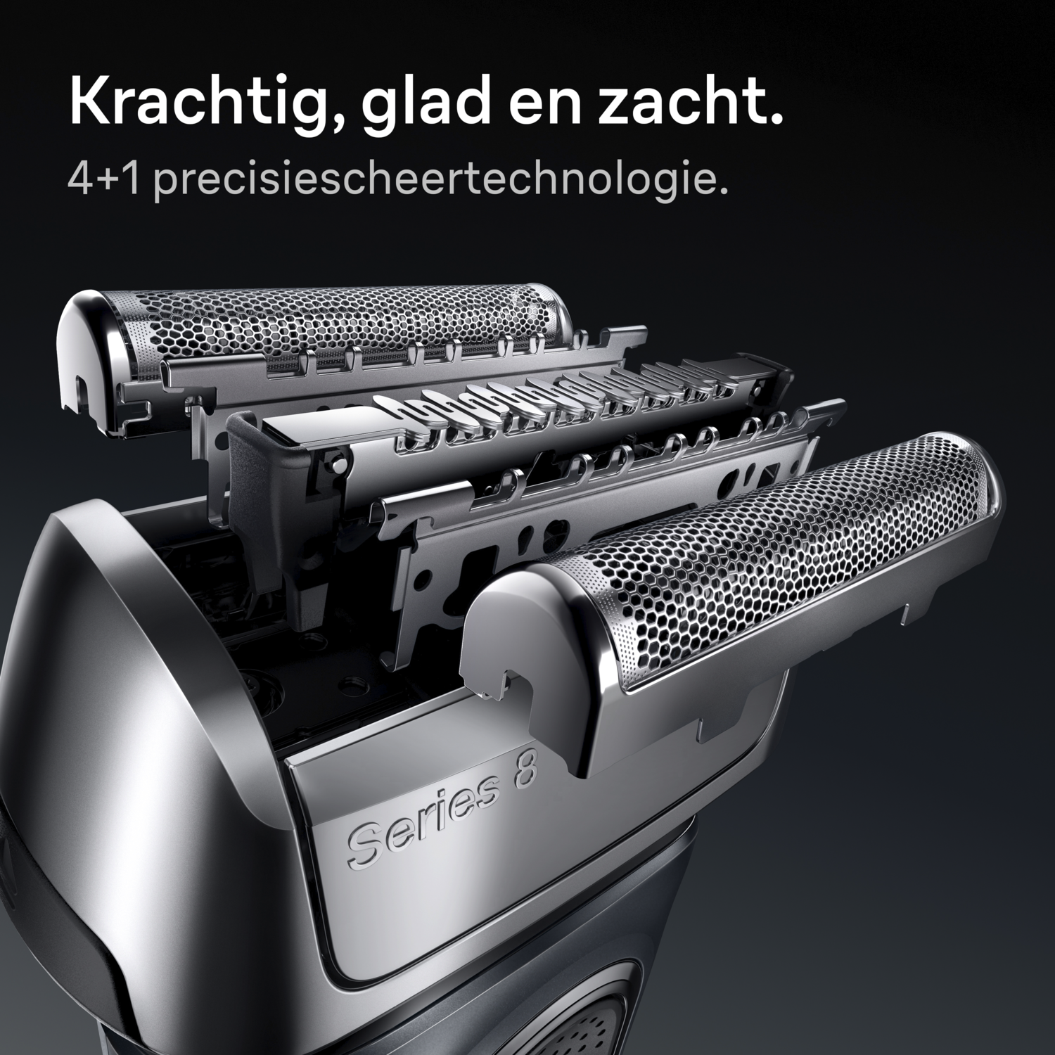 Close-up van een zilveren elektrisch scheerapparaat. De kop van het scheerapparaat is open en toont de messen en interne componenten.