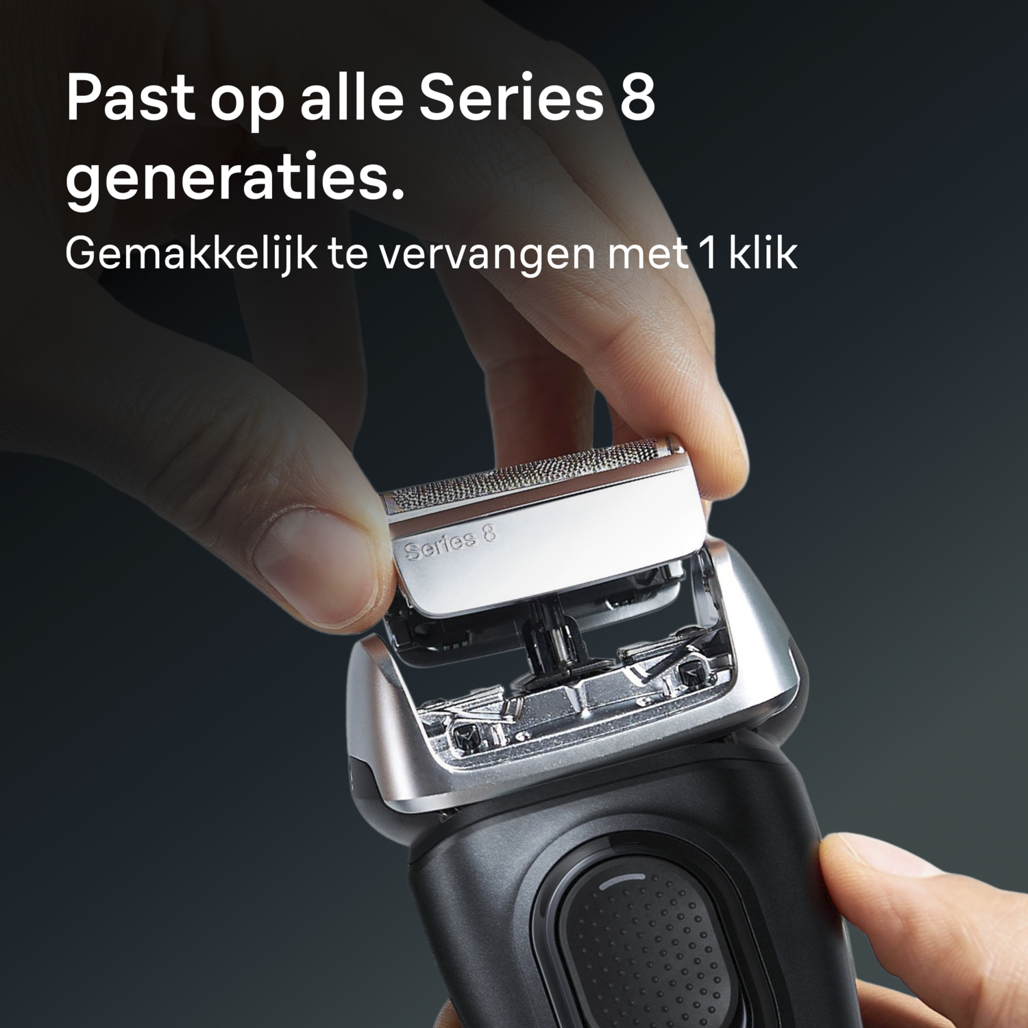 Een hand houdt een zilver-zwarte elektrische scheerapparaat vast, met de tekst Serie 8. De scheerkop is open en toont de mesjes.