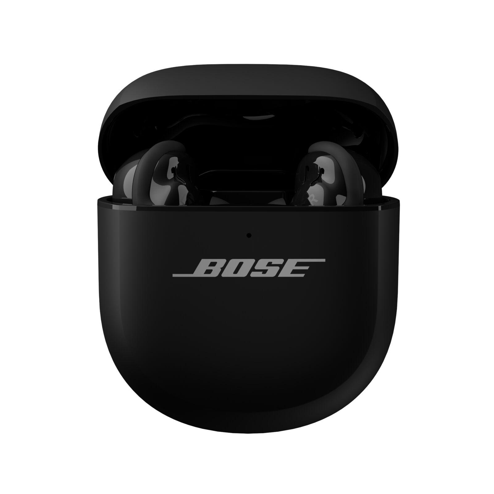 Schwarze Bose-Ohrhörer in der Ladebox. Die Box ist geöffnet, die Ohrhörer sind sichtbar. Bose-Logo.