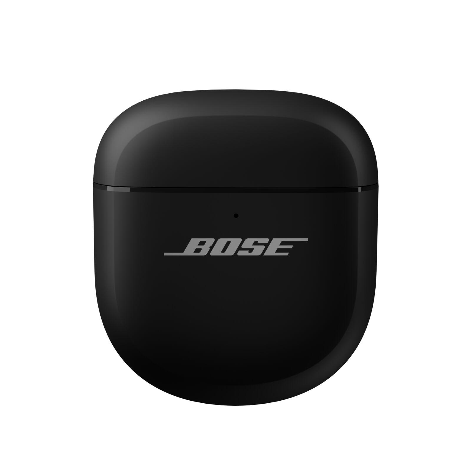 Ein schwarzes Bose-Kopfhörer-Etui mit silbernem Markennamen, vor weißem Hintergrund. Das Etui ist geschlossen.