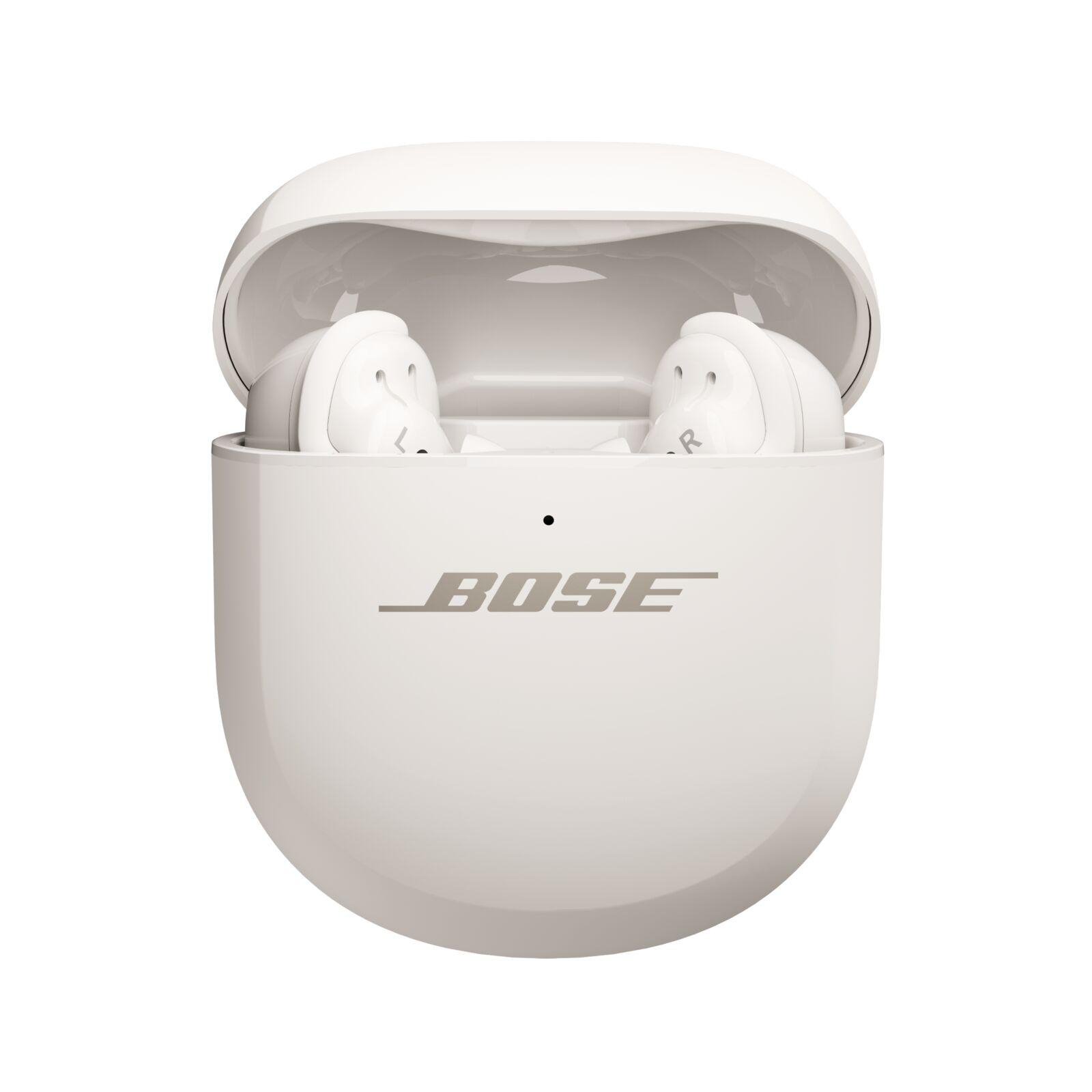 Weiße Bose-Ohrhörer in einem offenen Ladekoffer. Die Ohrhörer befinden sich im Etui, das Bose-Logo ist sichtbar.