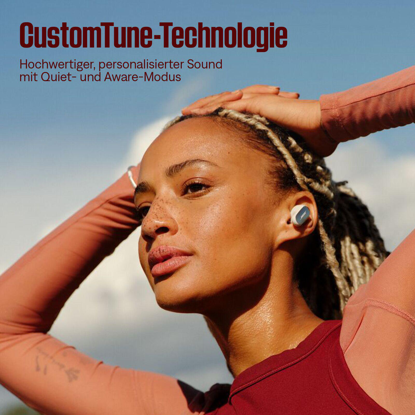 Frau mit Ohrhörern, Hände am Kopf. Text lautet 'CustomTune-Technologie'. Der Hintergrund ist hellblau.
