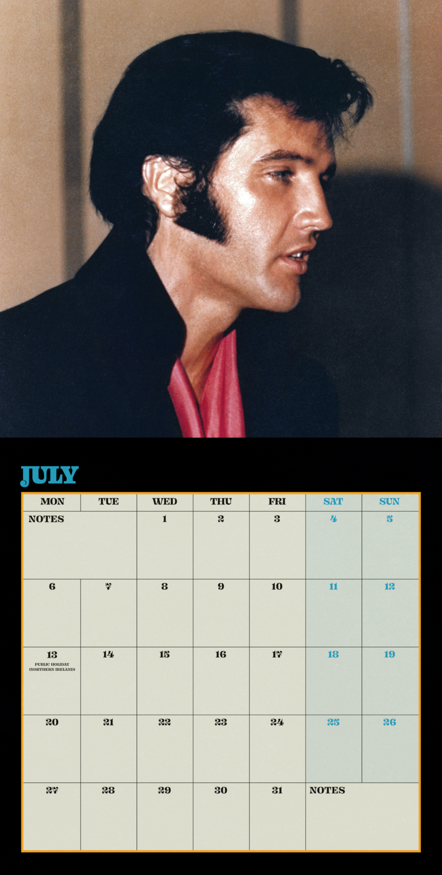 Elvis Presley profilból, fekete öltöny, rózsaszín ing, júliusi naptár alul.