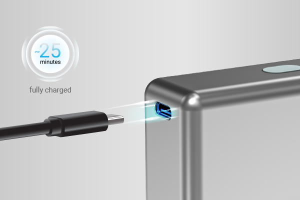 Egy fekete USB-C kábel egy fémeszközhöz van csatlakoztatva. Egy grafika 25 percet jelez a teljes töltéshez.