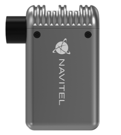 Egy ezüstszínű téglalap alakú eszköz fekete lencsével és bordázott tetejével. A NAVITEL márka a fronton van nyomtatva.