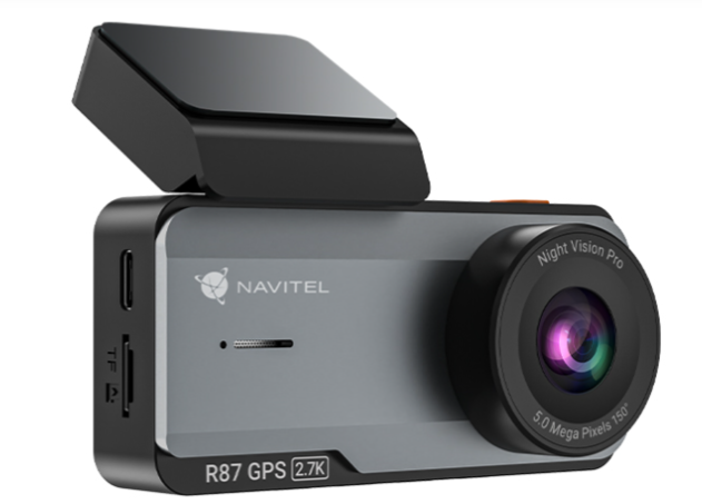 Egy fekete-szürke Navitel autós kamera. Lencséje, képernyője és gombjai vannak. A lencsén a Night Vision Pro, 5.0 megapixeles, 150° felirat látható.