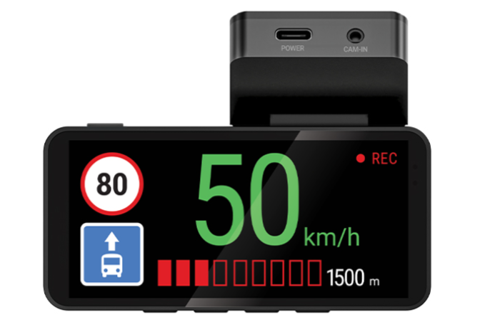 Egy fekete műszerfal 50 km/h sebességet, sebességkorlátozó táblát, buszsávot és piros felvételjelzőt mutat. Felül egy bemeneti csatlakozó.