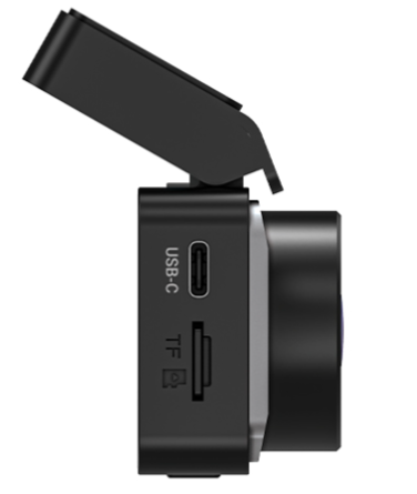Fekete műszerfali kamera felhajtható képernyővel. Látható portok: USB-C és TF kártyahely. A lencse jobbra van. Oldalnézet.