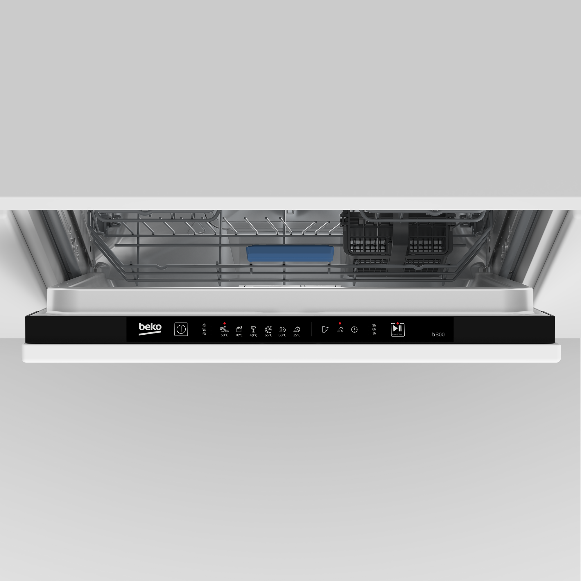 Eine offene Beko-Spülmaschine. Das Bedienfeld zeigt verschiedene Waschzyklusoptionen. Der Innenraum zeigt Geschirrgestelle.