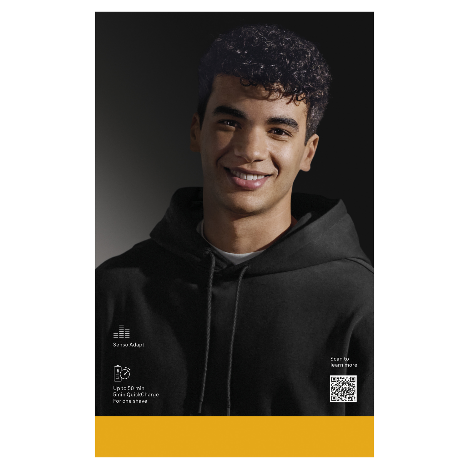 Een lachende man in een zwarte hoodie. De achtergrond is donker. Er zijn productdetails en een QR-code.